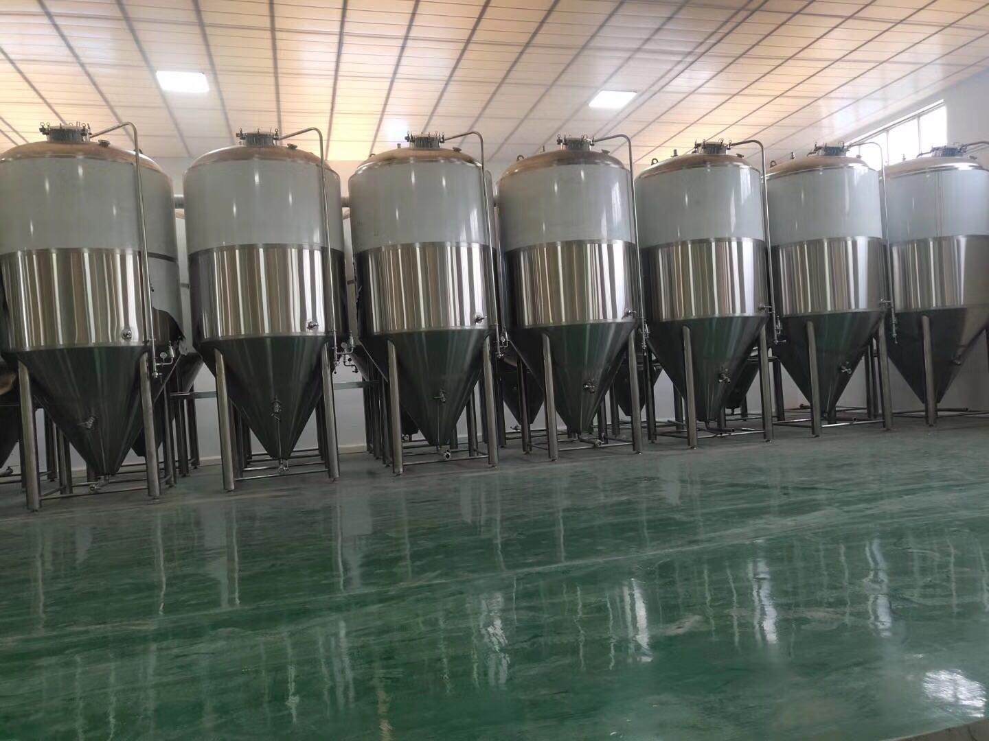 大型啤酒廠發(fā)酵設備 大型啤酒廠發(fā)酵設備